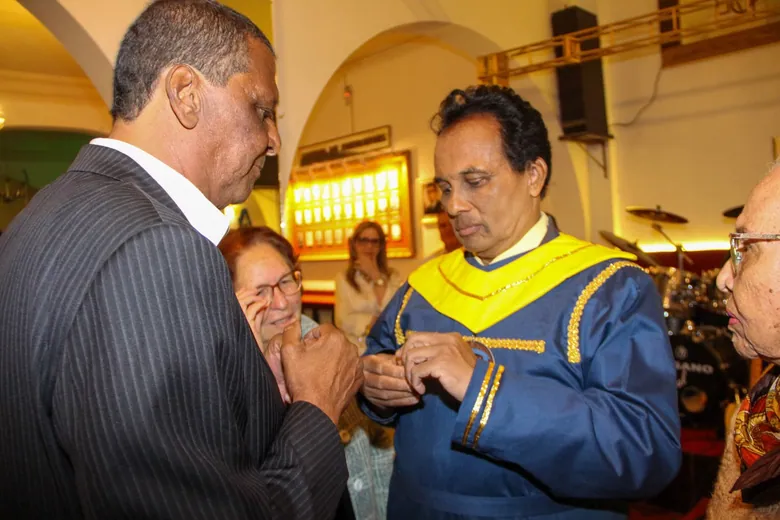 Momento de cerimônia institucional e entrega de reconhecimento