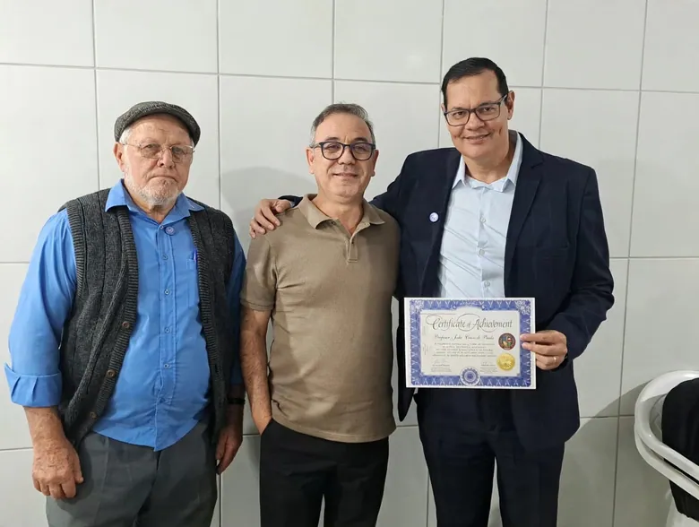 Três participantes de encontro com certificado acadêmico