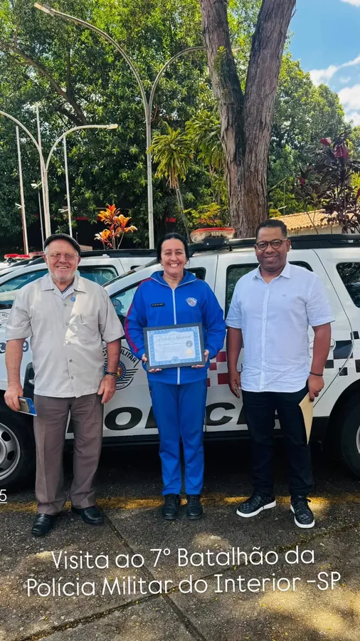 Fotografia de participante com certificado durante cerimônia